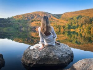 Grant Saunders Hypnotist – The Power of Stillness motivational hypnosis session – calm lake reflection